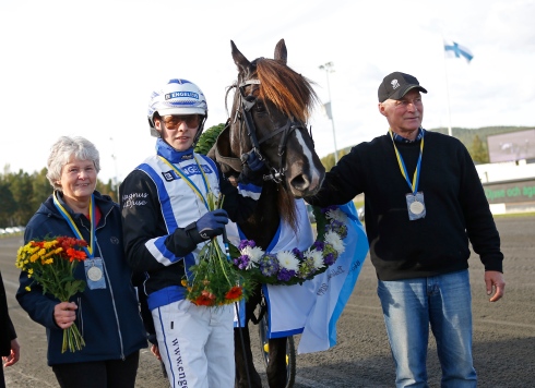 SM-tecknet till Minelli. Magnus A Djuse körde till seger. Anders Hafstad från Östersund tränar och har fött upp hästen tillsammans med sin fru Margareta. Foto: Maria Holmén, TR Bild Foto av Maria Holmén, TR Bild